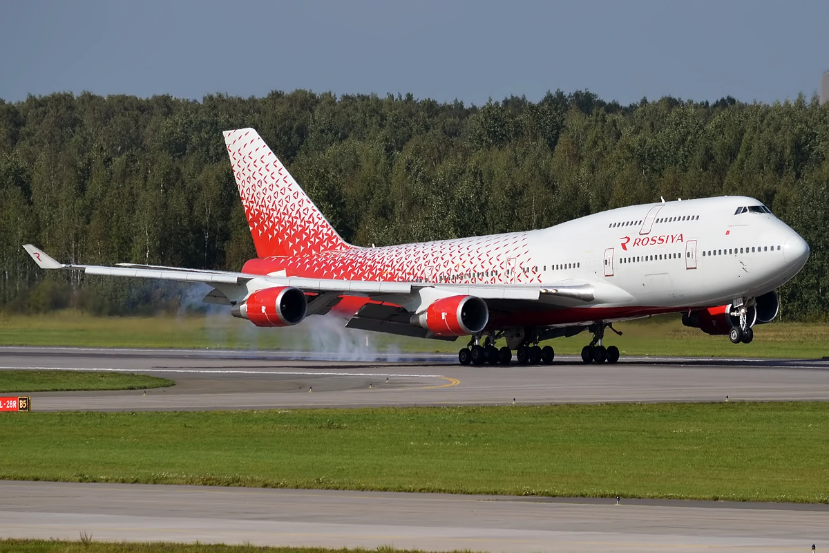 russian-boeing-747-aborts-takeoff-engine-fire