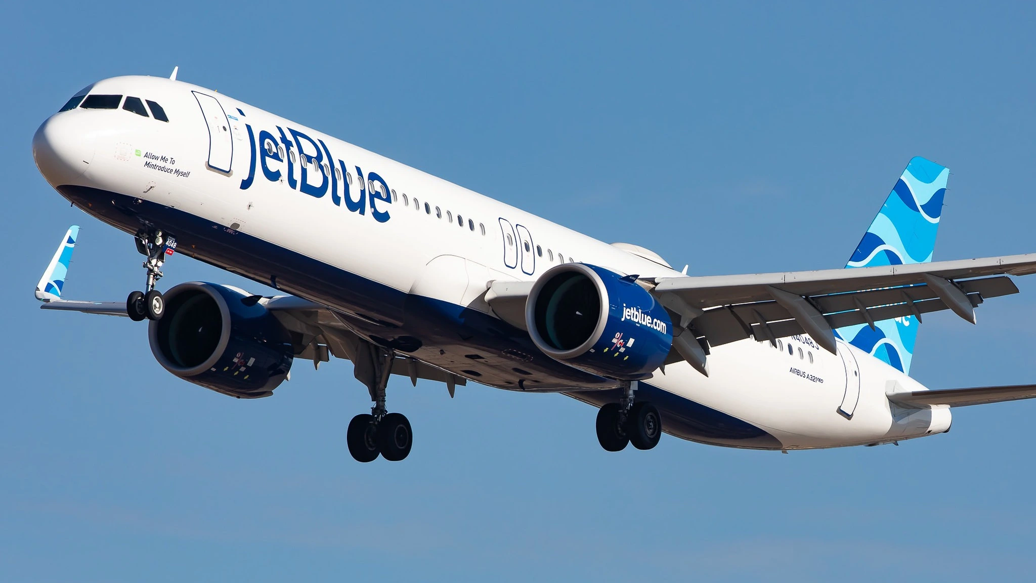 jetblue-a321-panel-fall-attendant-injured-return-new-york