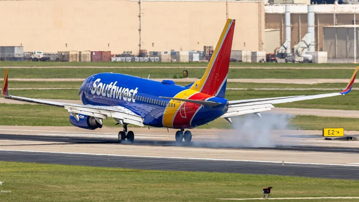 southwest-737-aborts-takeoff-avoids-private-plane-collision