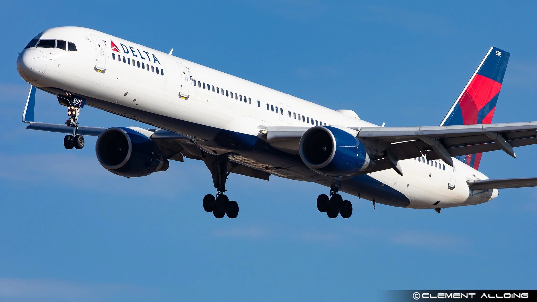 delta-passenger-curls-hair-in-flight-allowed