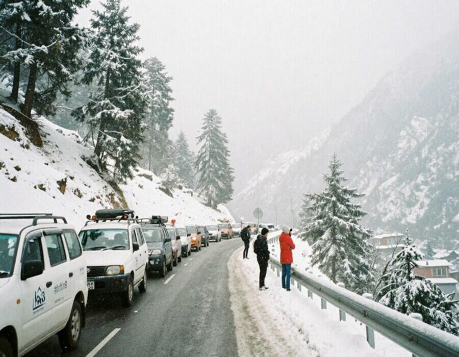 himachal-pradesh-severe-weather-road-closures-travel-chaos