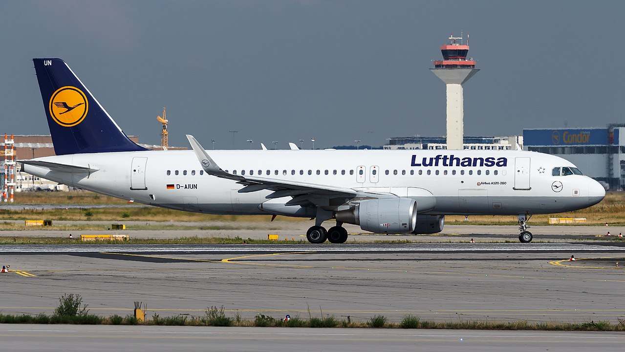 lufthansa-passengers-stranded-overnight-a320neo-copenhagen