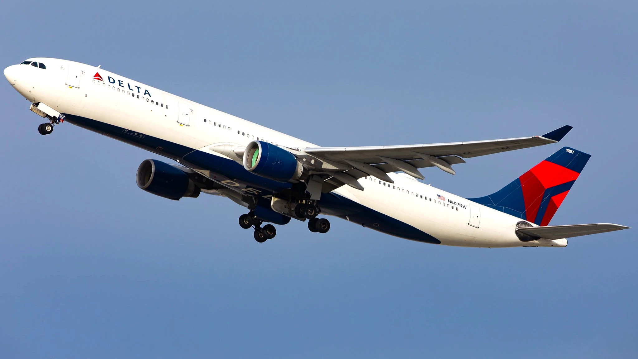 fake-heart-attack-delta-flight-deportee