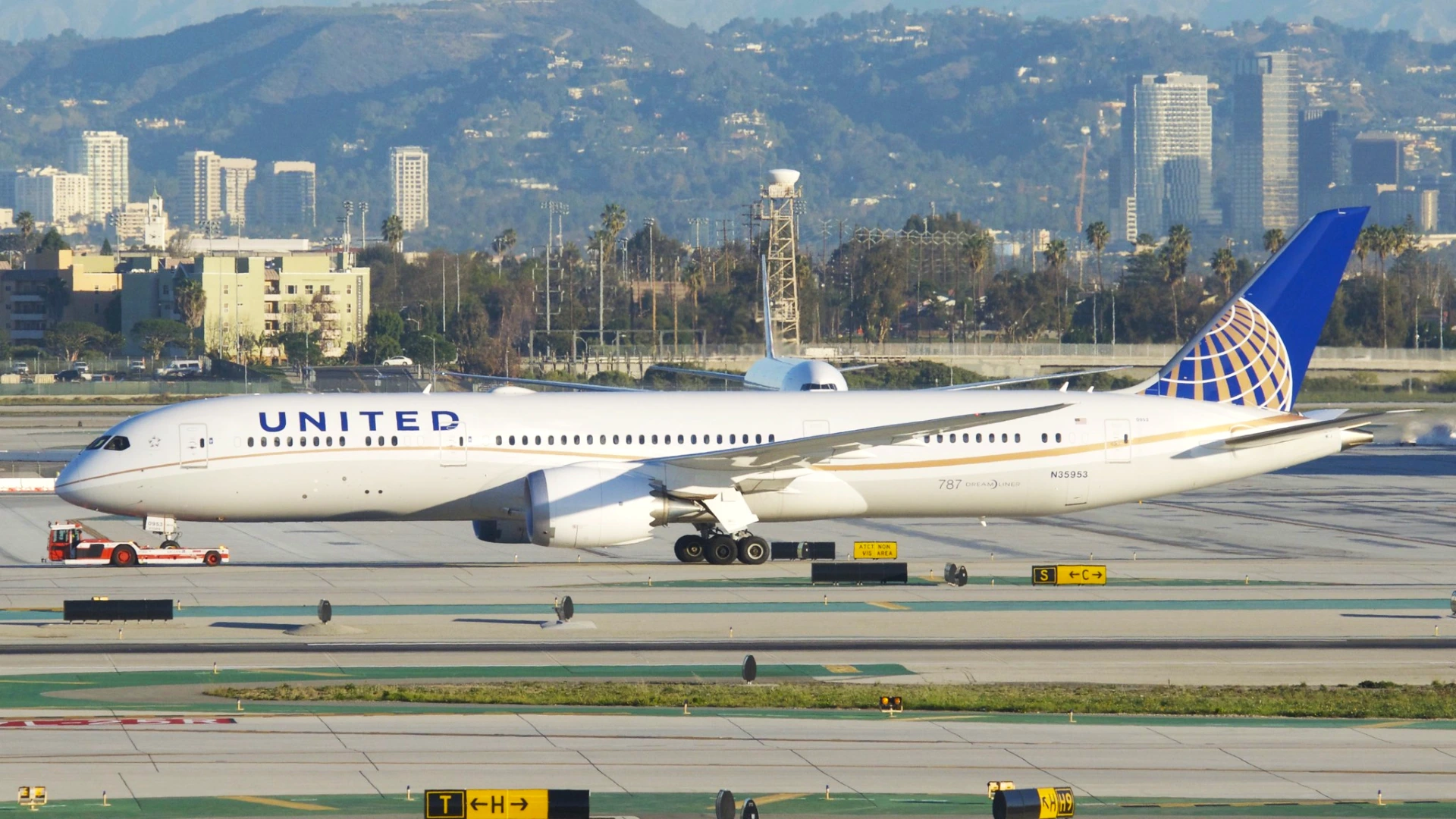 united-787-engine-fire-emergency-return-lax