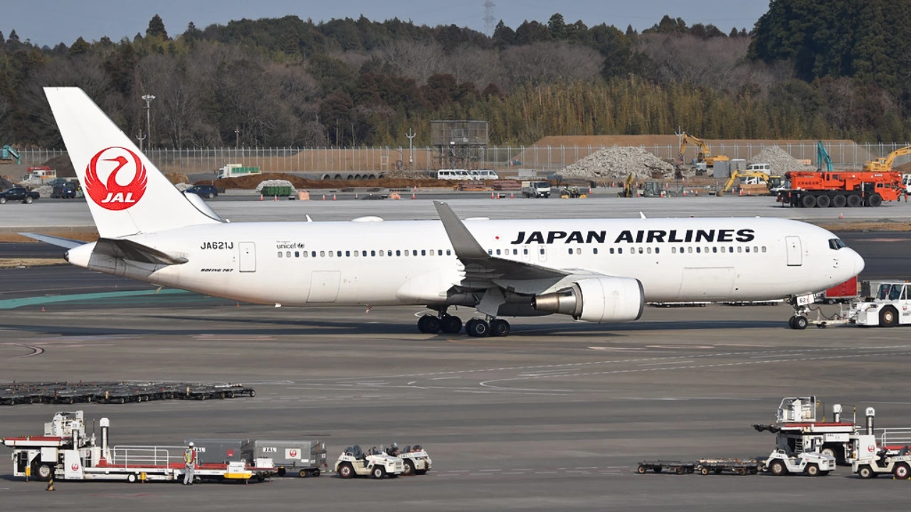 japan-airlines-767-emergency-landing-tire-burst-takeoff