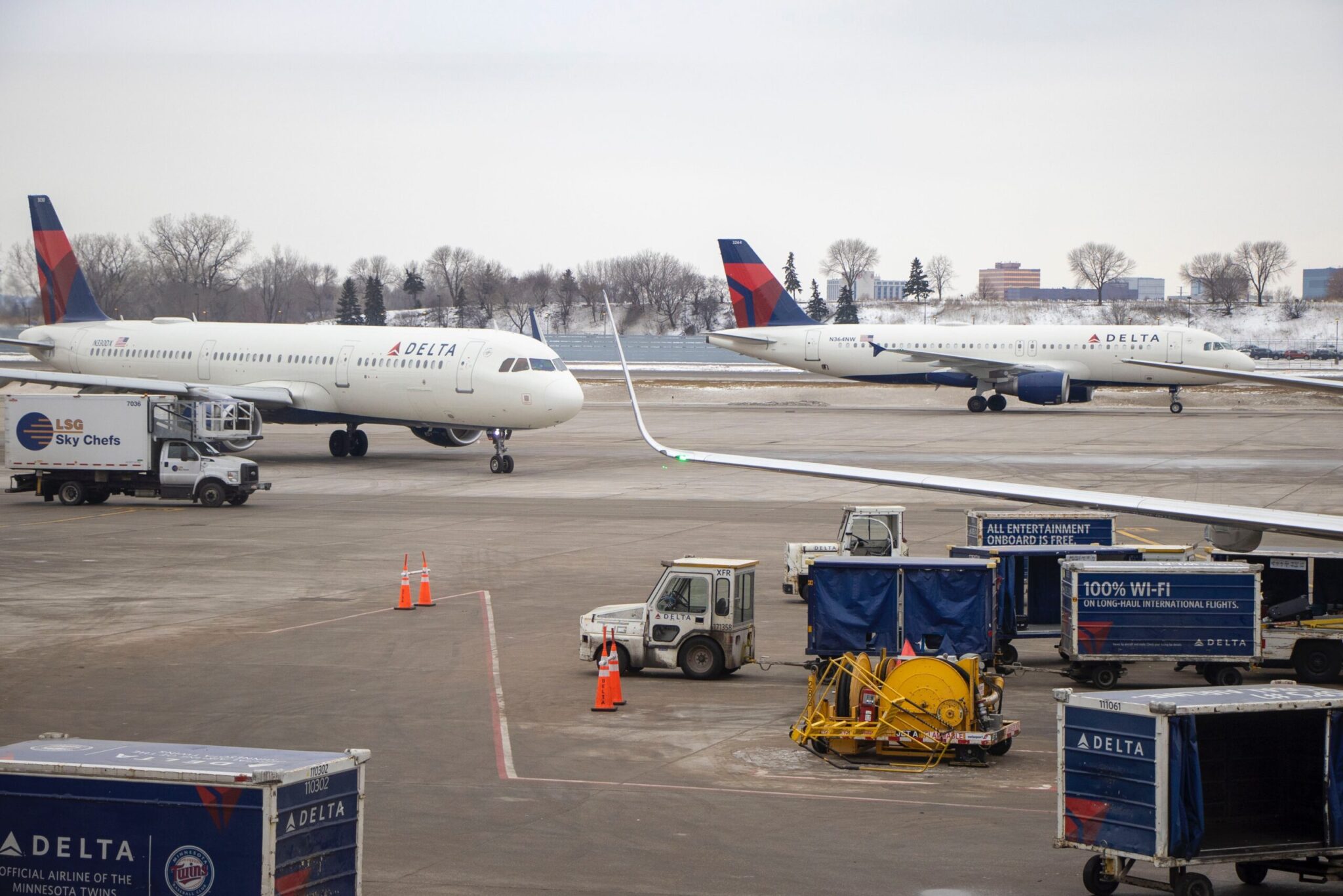 delta-airlines-employee-dies-tug-vehicle-accident-orlando-airport
