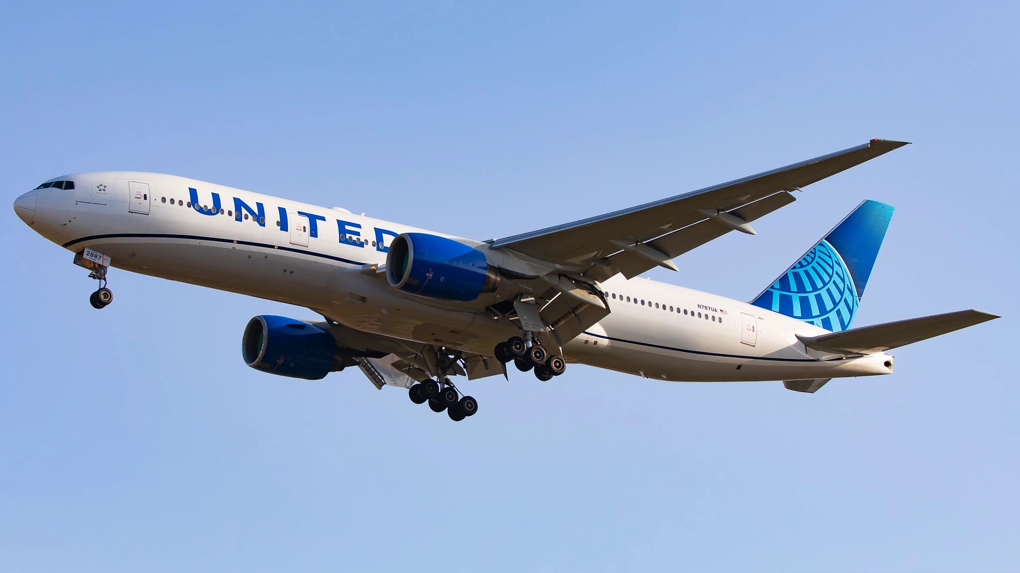 united-boeing-777-amsterdam-return-newark-divert