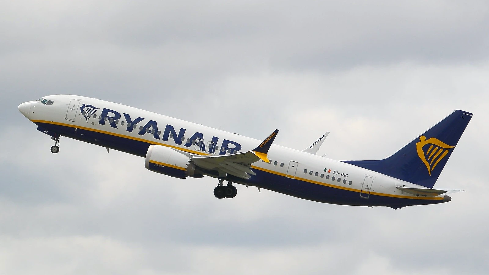 ryanair-passenger-assaults-crew-avoids-jail