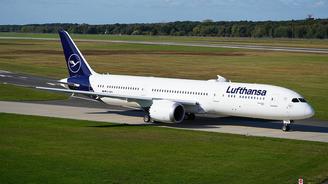 lufthansa-787-nose-gear-collapse-la-flight-cancelled