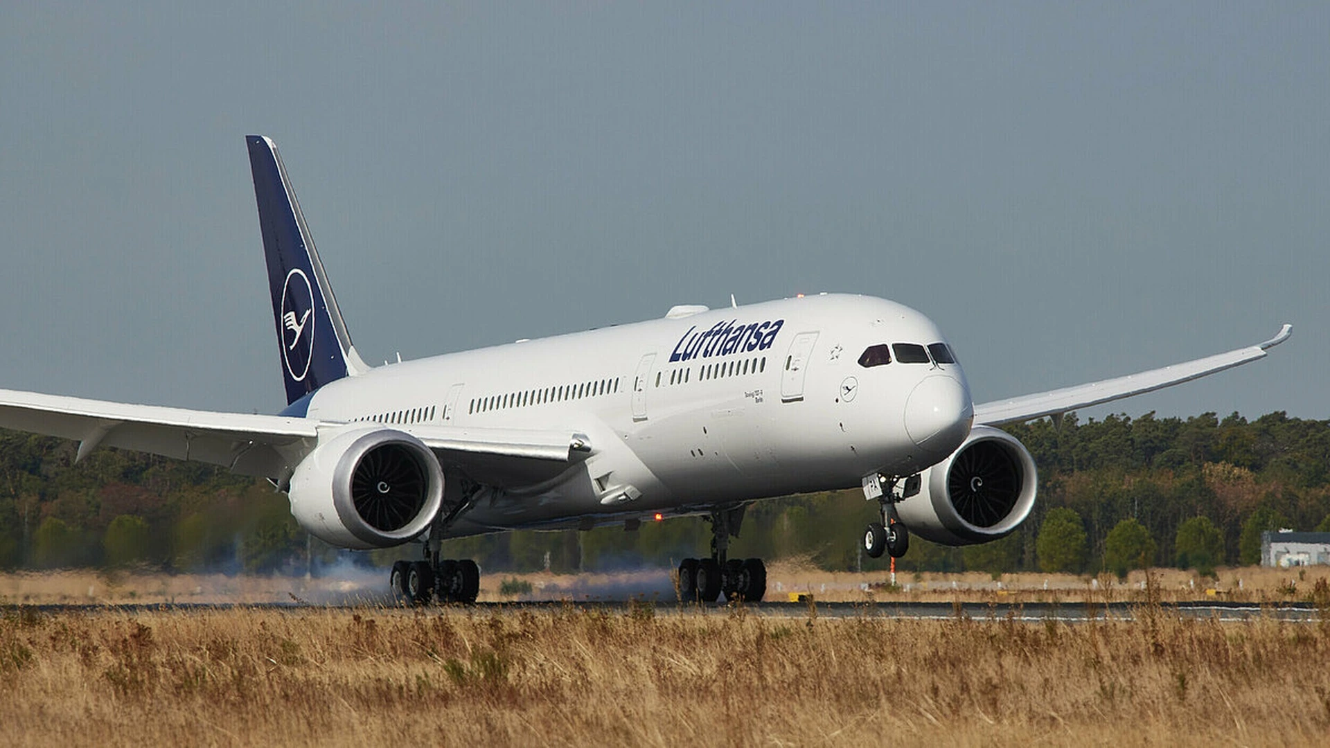 lufthansa-boeing-787-nose-gear-repair-months