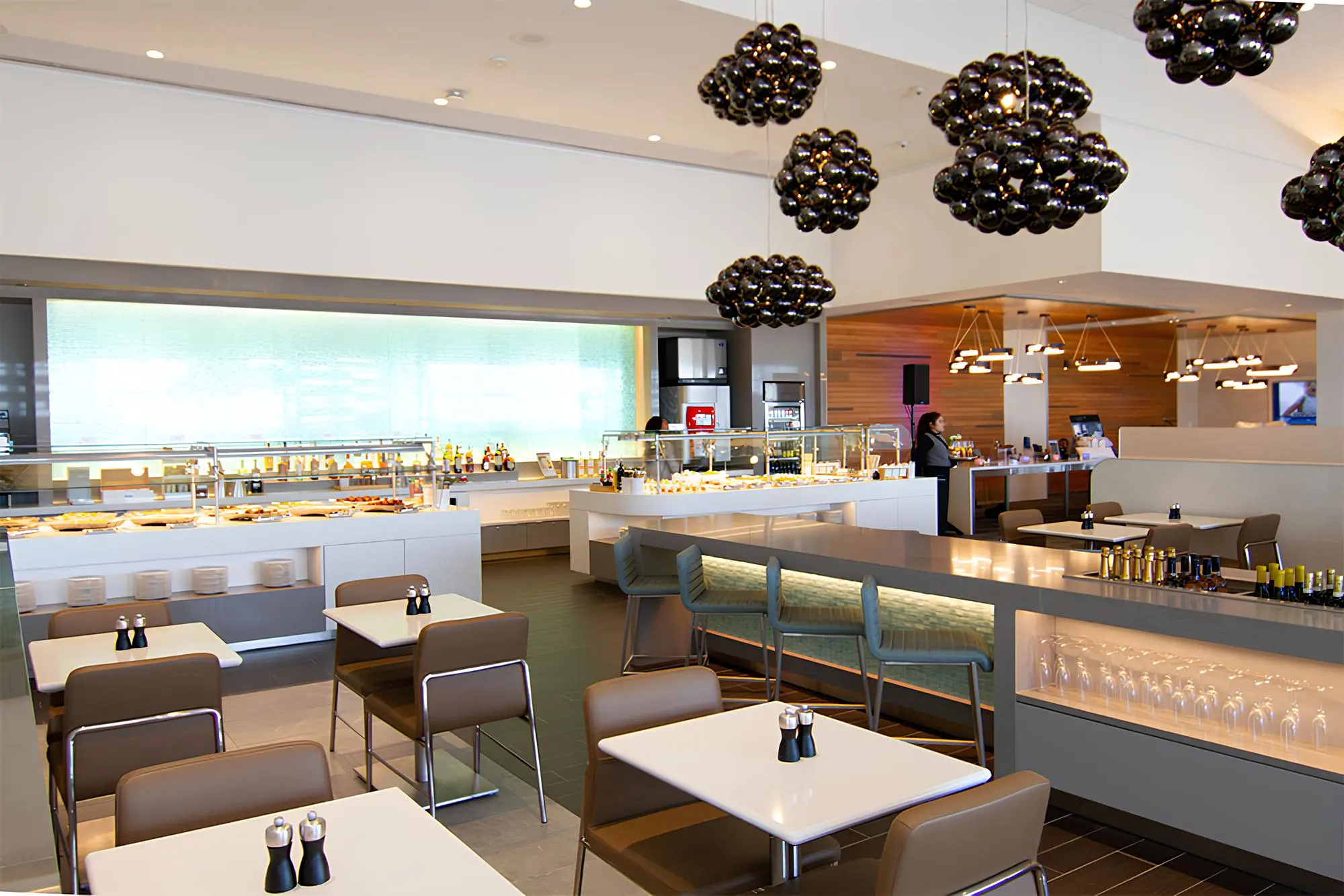 american-airlines-enhances-lounges-dining