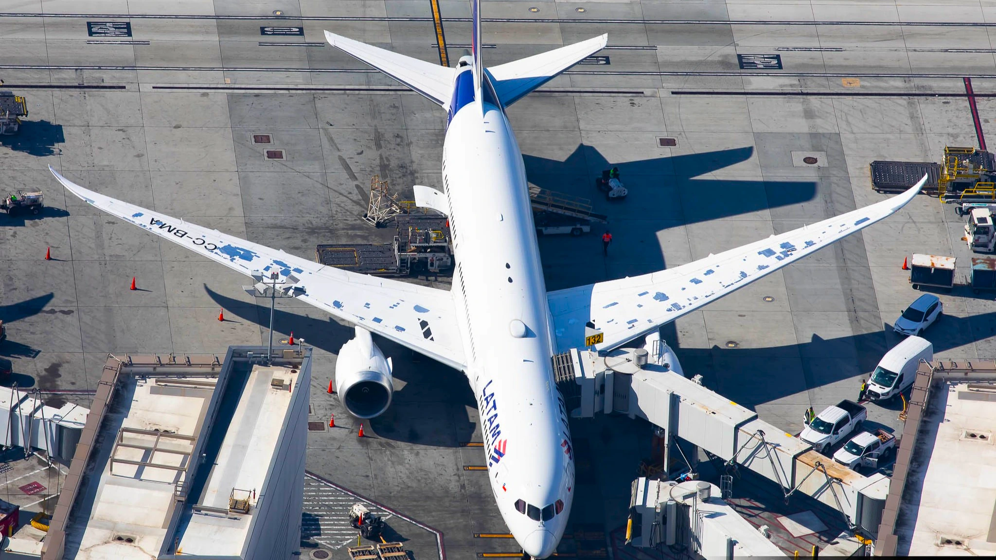 boeing-787-door-torn-off-stranded-remote-airport