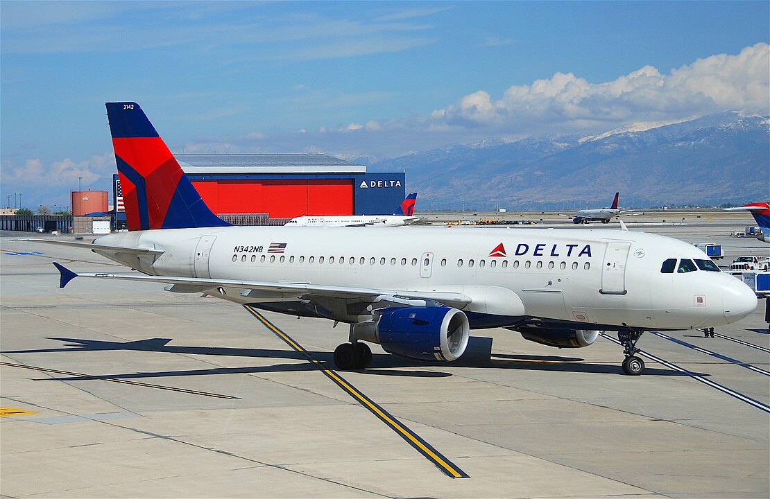 delta-plane-hit-by-firework-chicago-midway