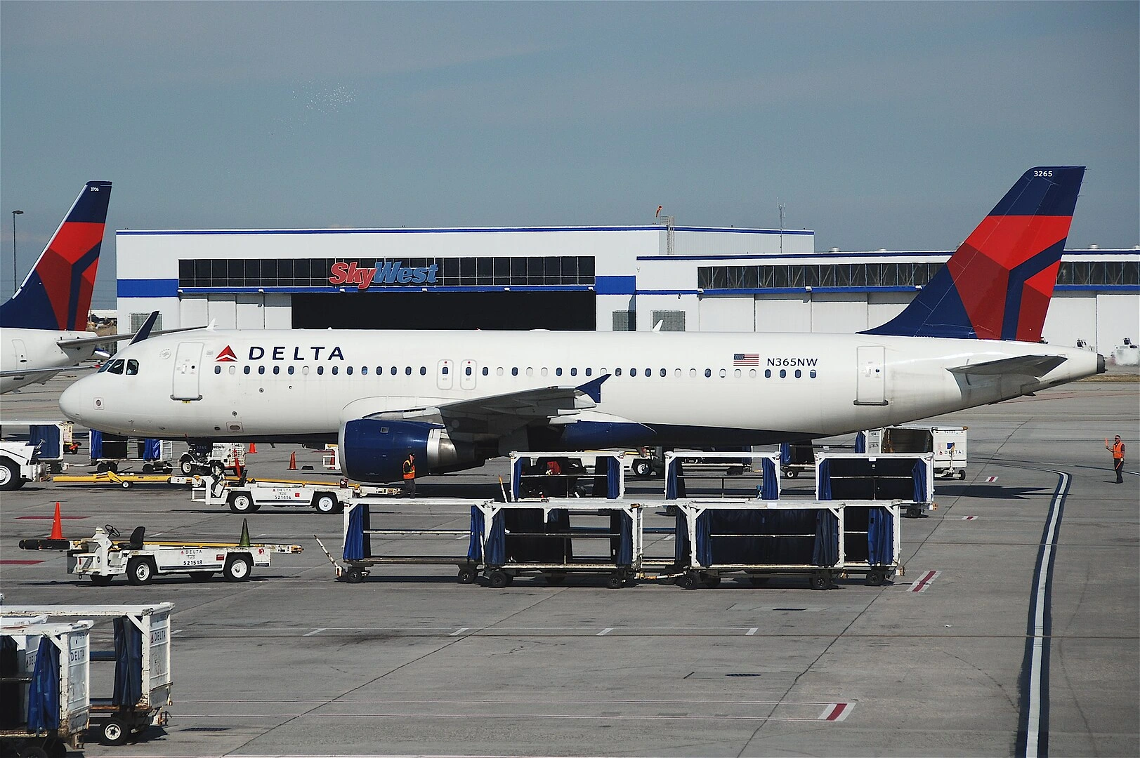 delta-captain-loads-bags-himself-atlanta-flight-delay