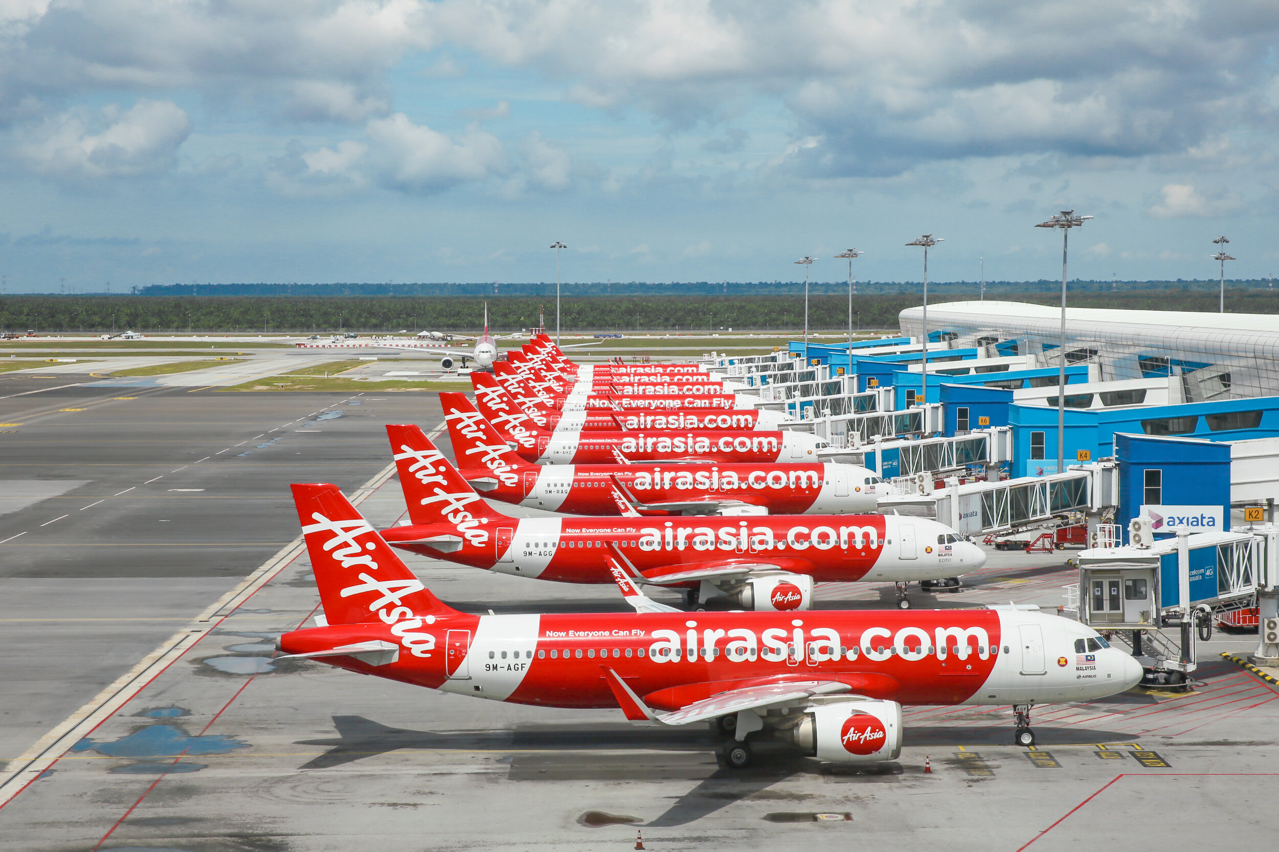 क्या AirAsia बनेगी दुनिया की पहली लो-कॉस्ट नेटवर्क एयरलाइन?