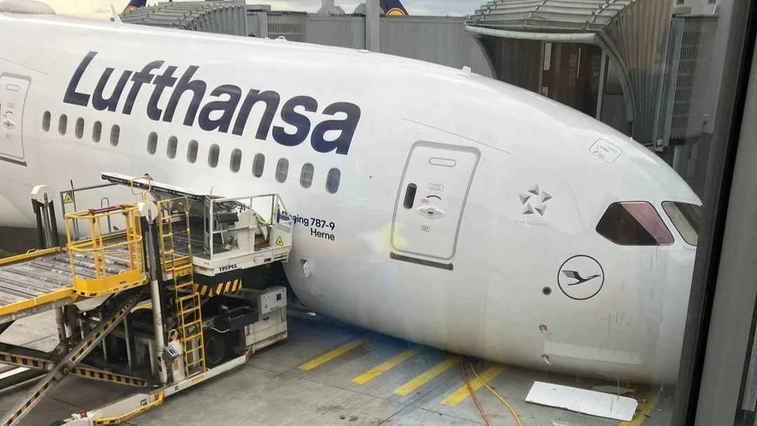 lufthansa-boeing-787-nose-gear-collapse-missing-pin
