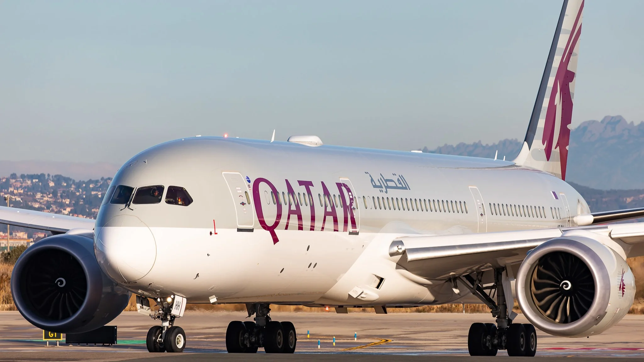 passengers-break-boeing-787-button