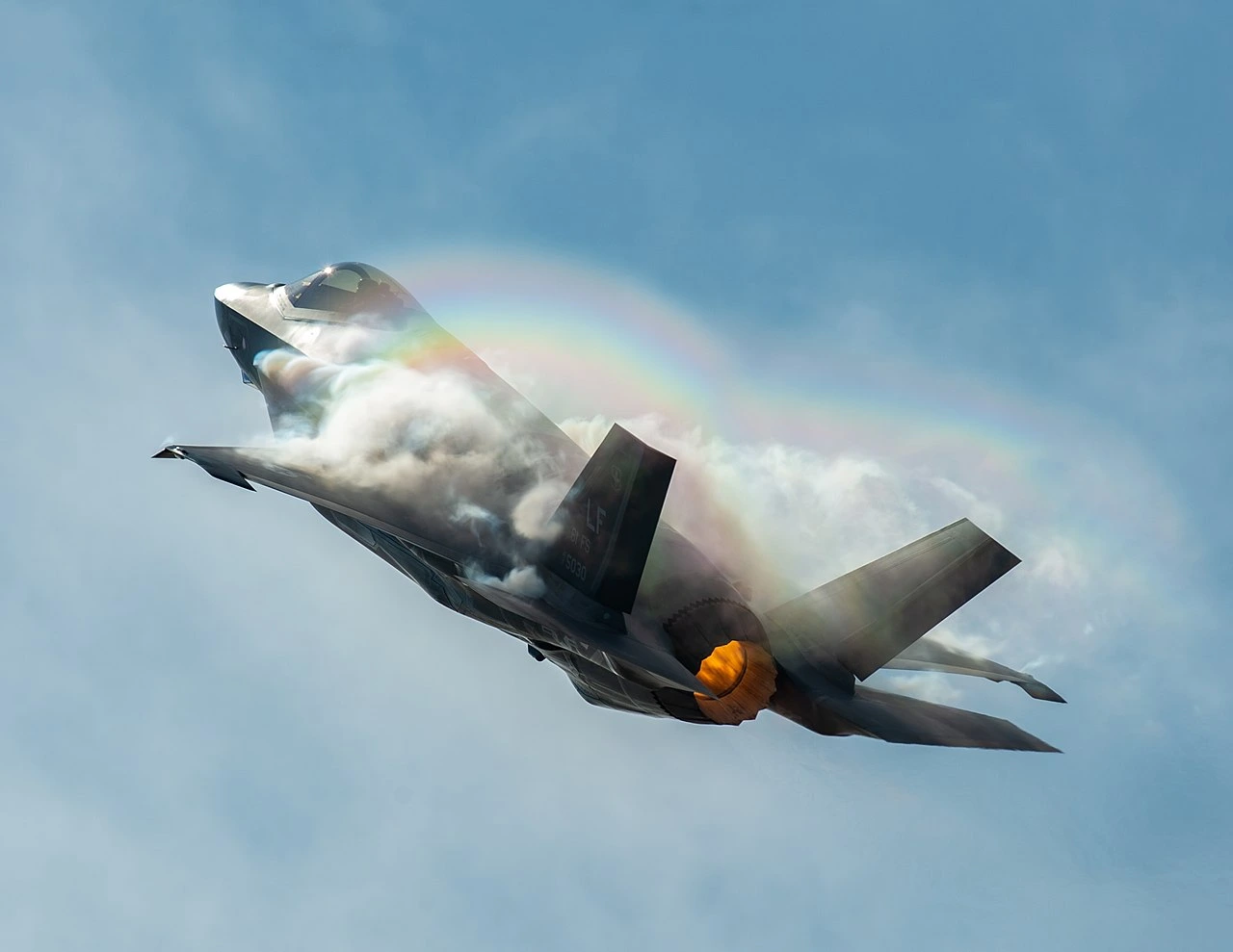most-advanced-fighter-jet-crash-pilot-minor-injuries