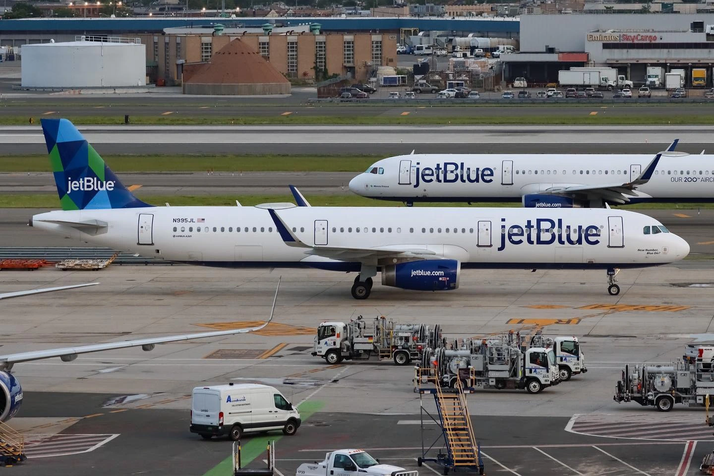 jetblue-cancels-two-european-flights-pilots-late
