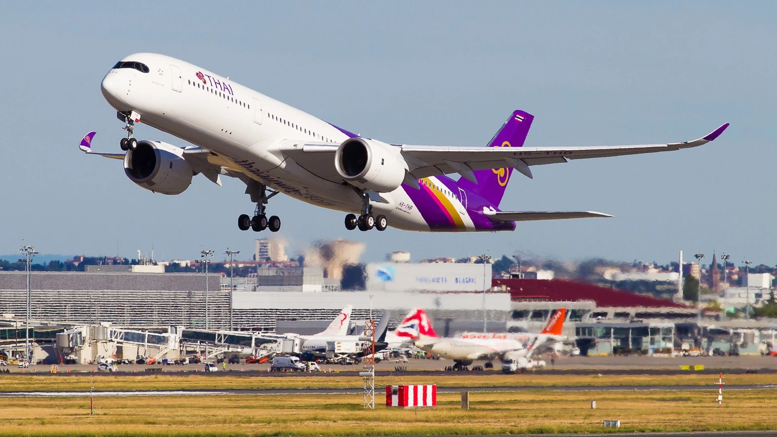 thai-airways-3500-dollars-stolen-crew-ignored