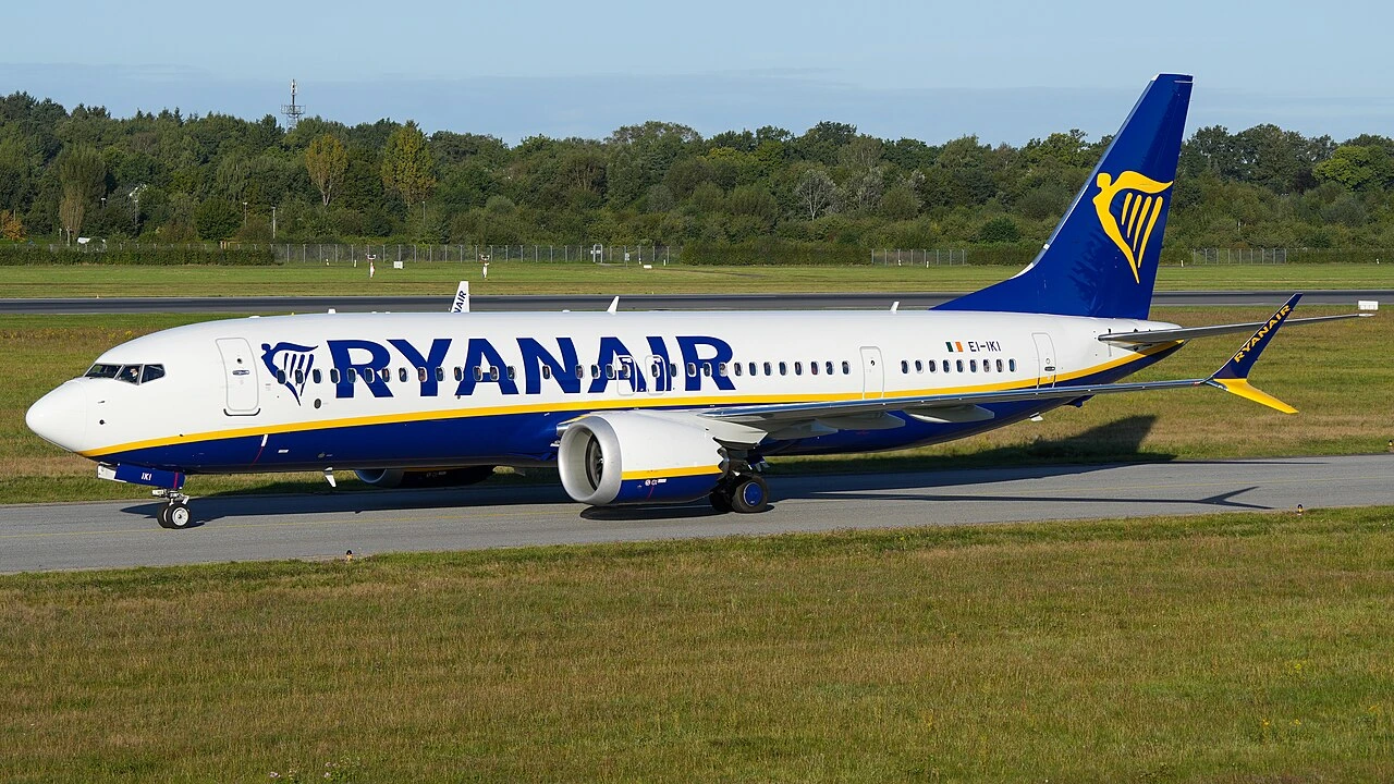ryanair-737-window-shattered-engine-blade-breaks