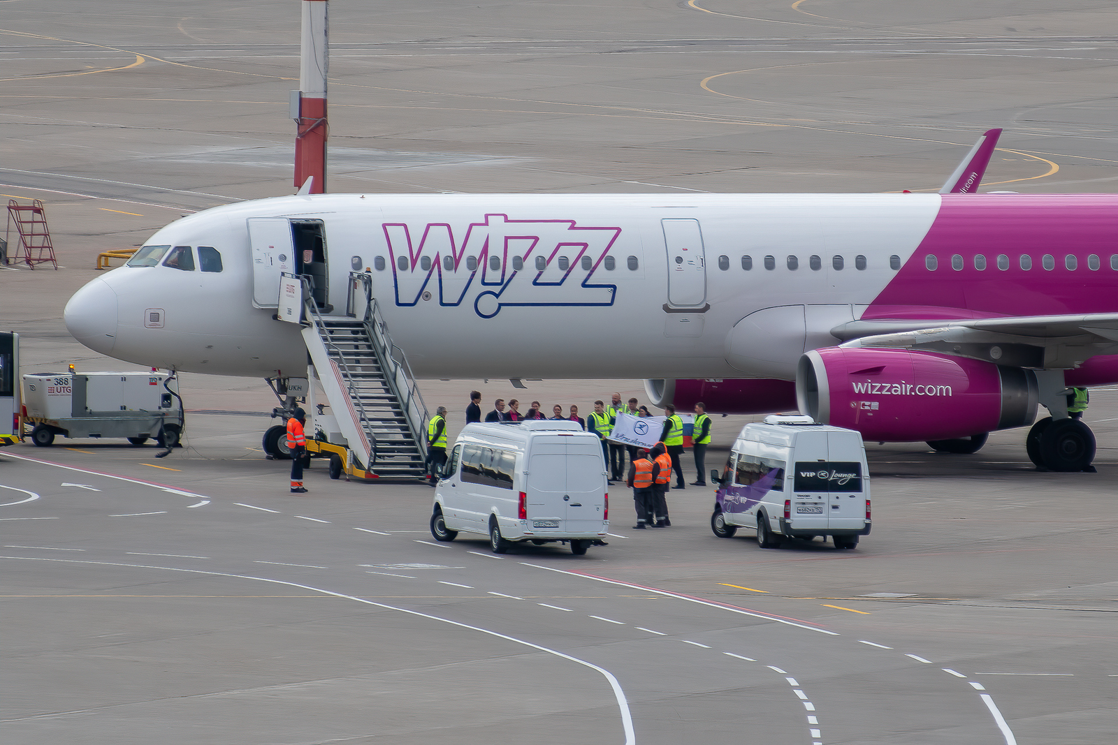 wizz-air-rome-tel-aviv-flight-delayed-police-exit