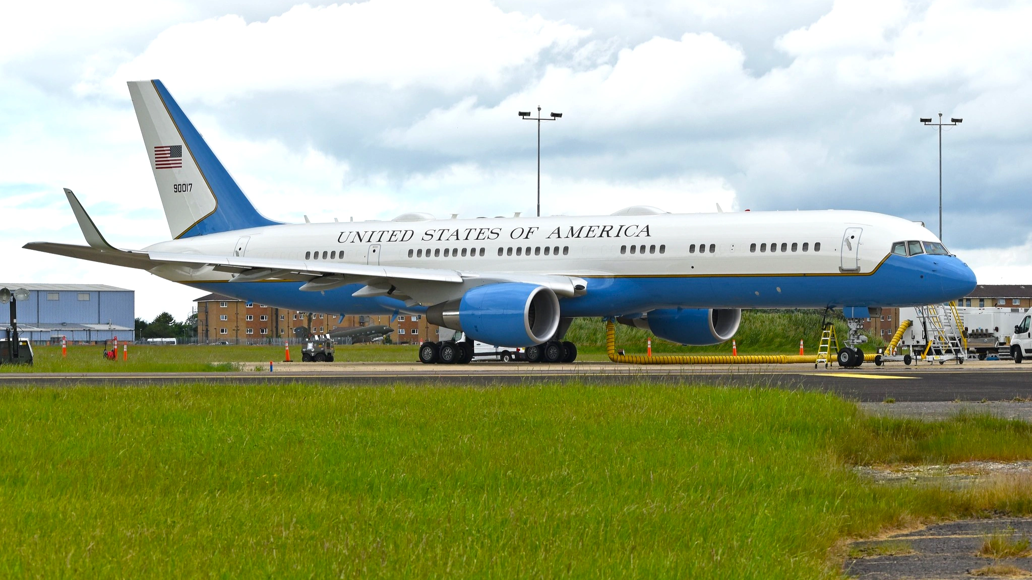 trump-c32a-catering-truck-air-force-one-decoy