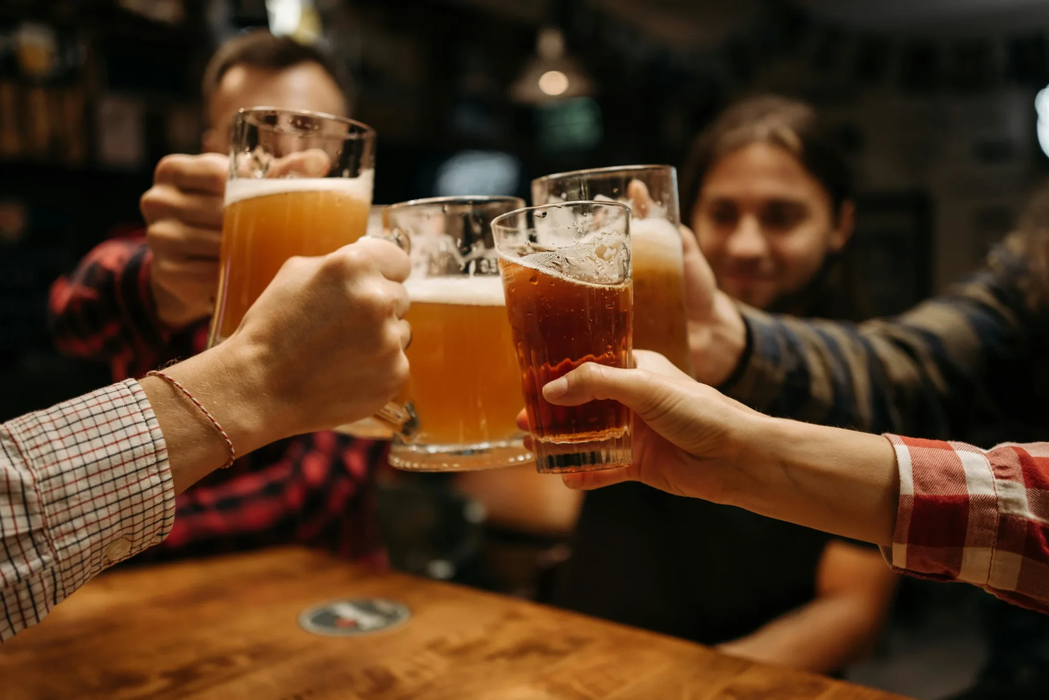 flight-attendant-reveals-free-alcohol-flights