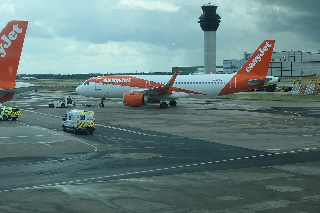 easyjet-sued-72m-six-airbus-jets