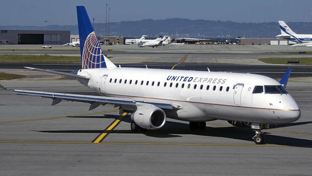 united-express-e175-windshield-shatters-emergency-return-houston