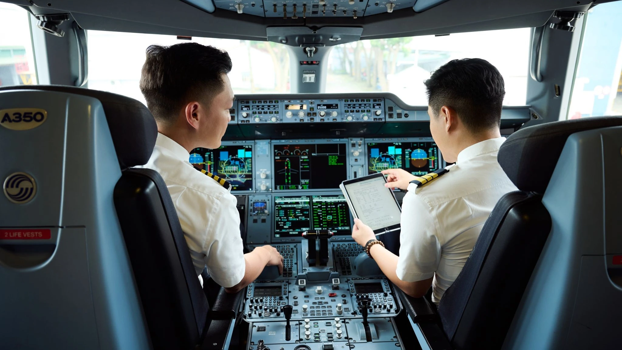 can-pilots-use-phones-during-flights-cockpit-rules