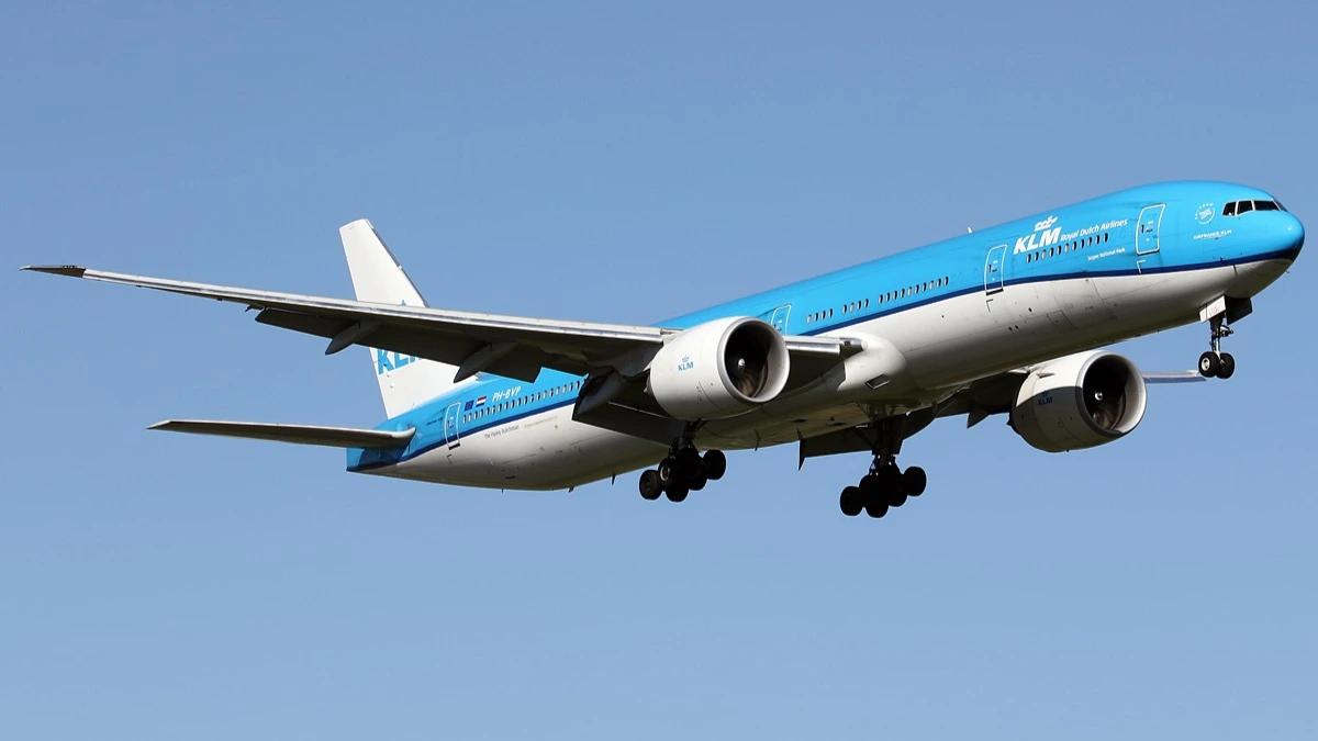 klm-ex-ceo-power-bank-fire-boeing-777-returns-amsterdam
