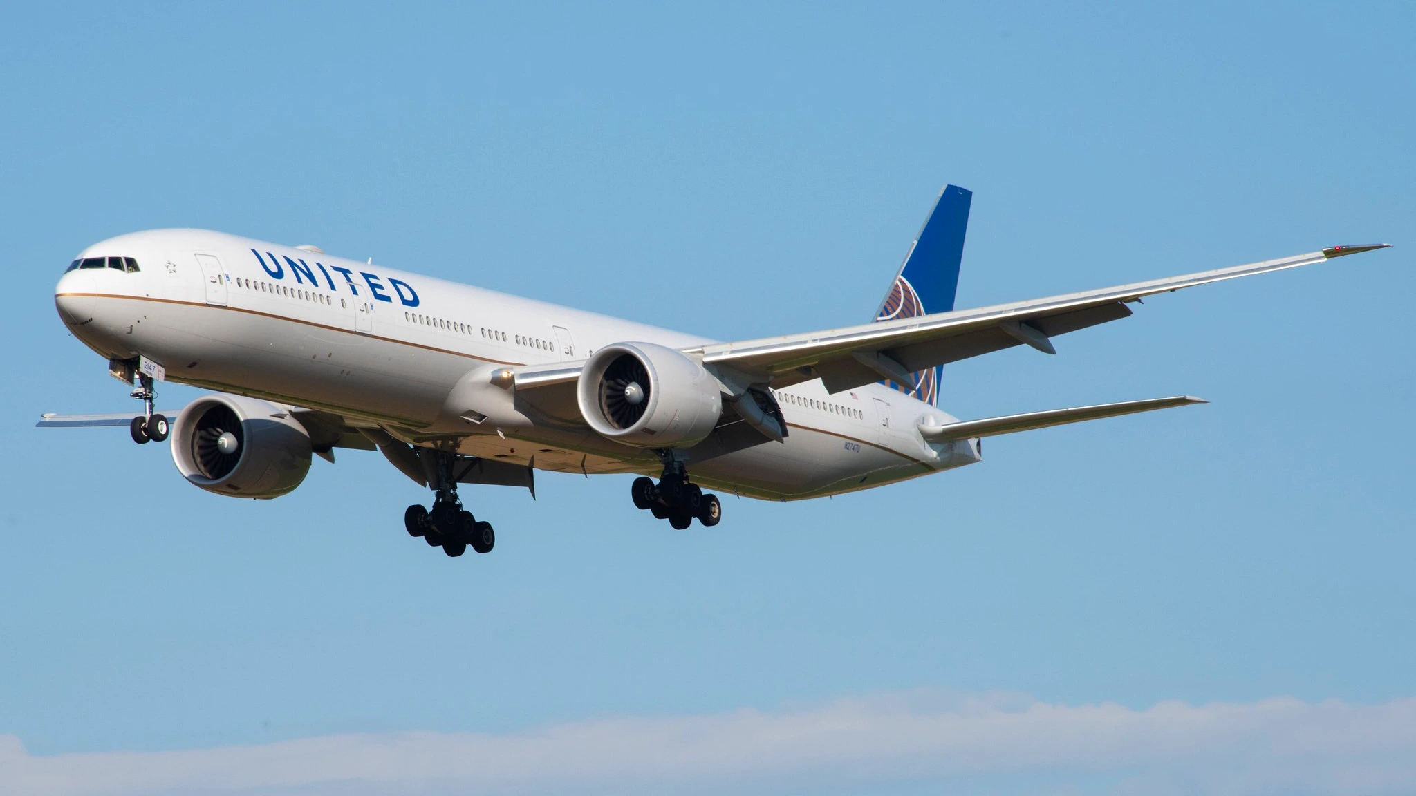 united-airlines-boeing-777-diverts-after-drunk-passenger-attacks-crew