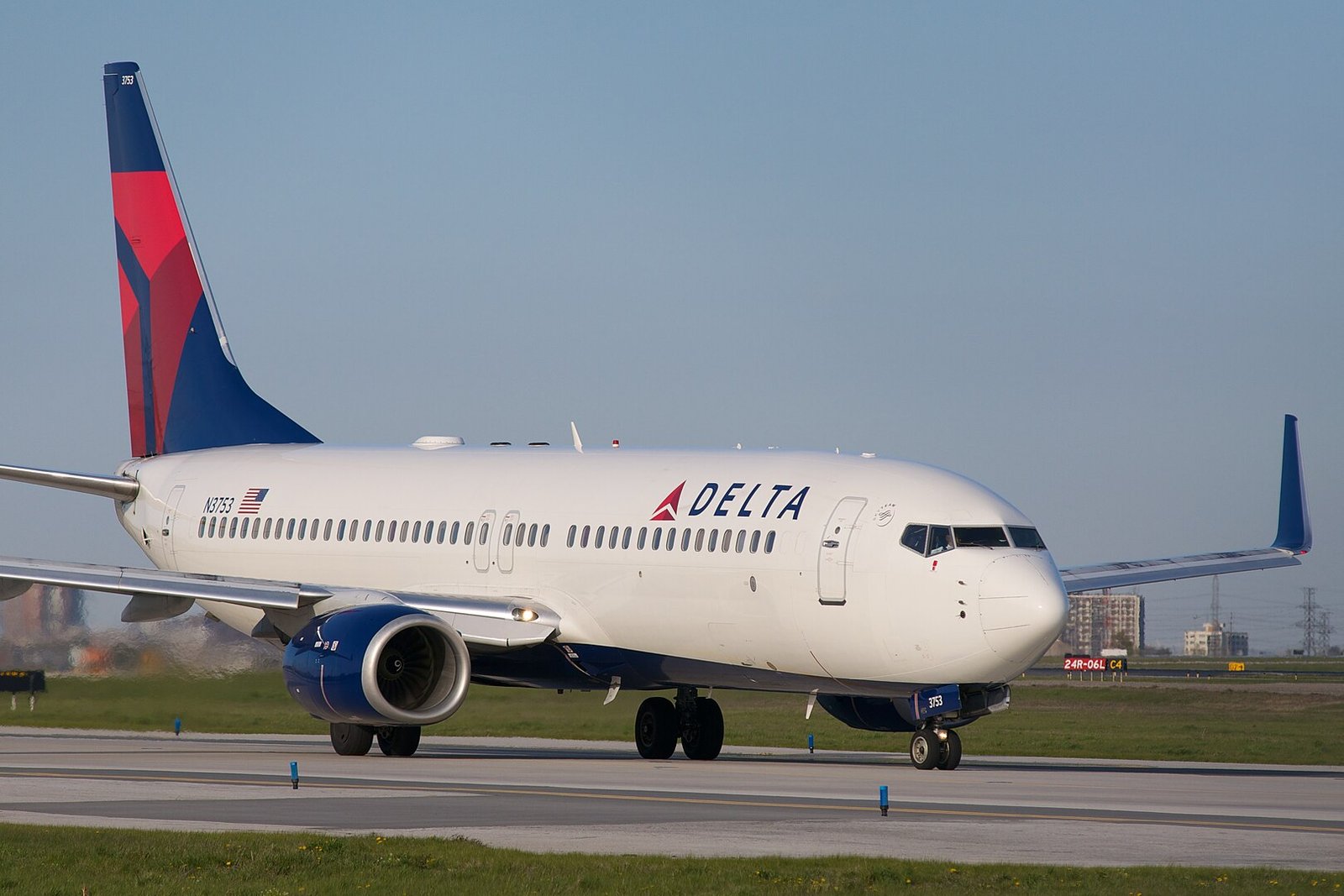 delta-737-emergency-landing-laguardia-new-york