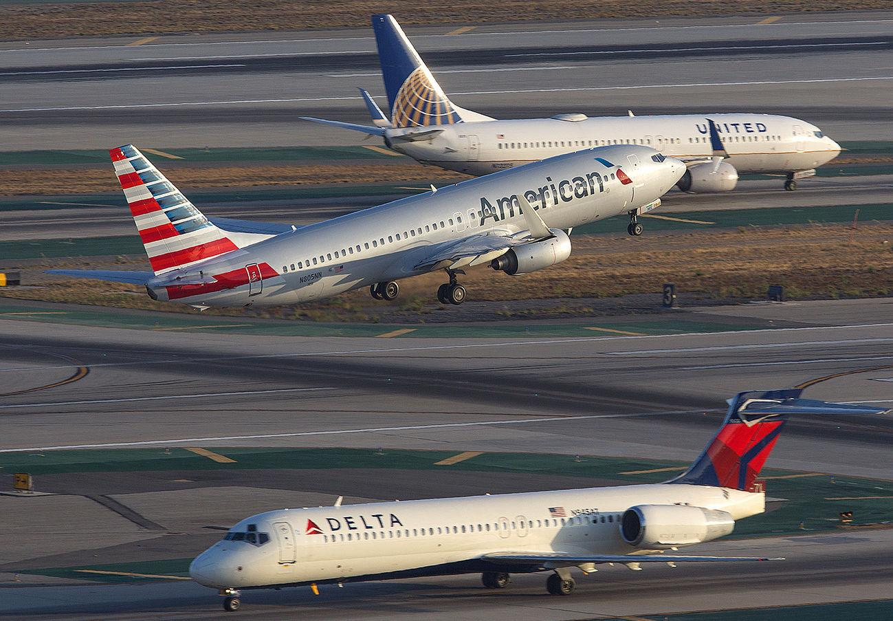 elon-musk-backs-american-united-delta-elite-status-offers