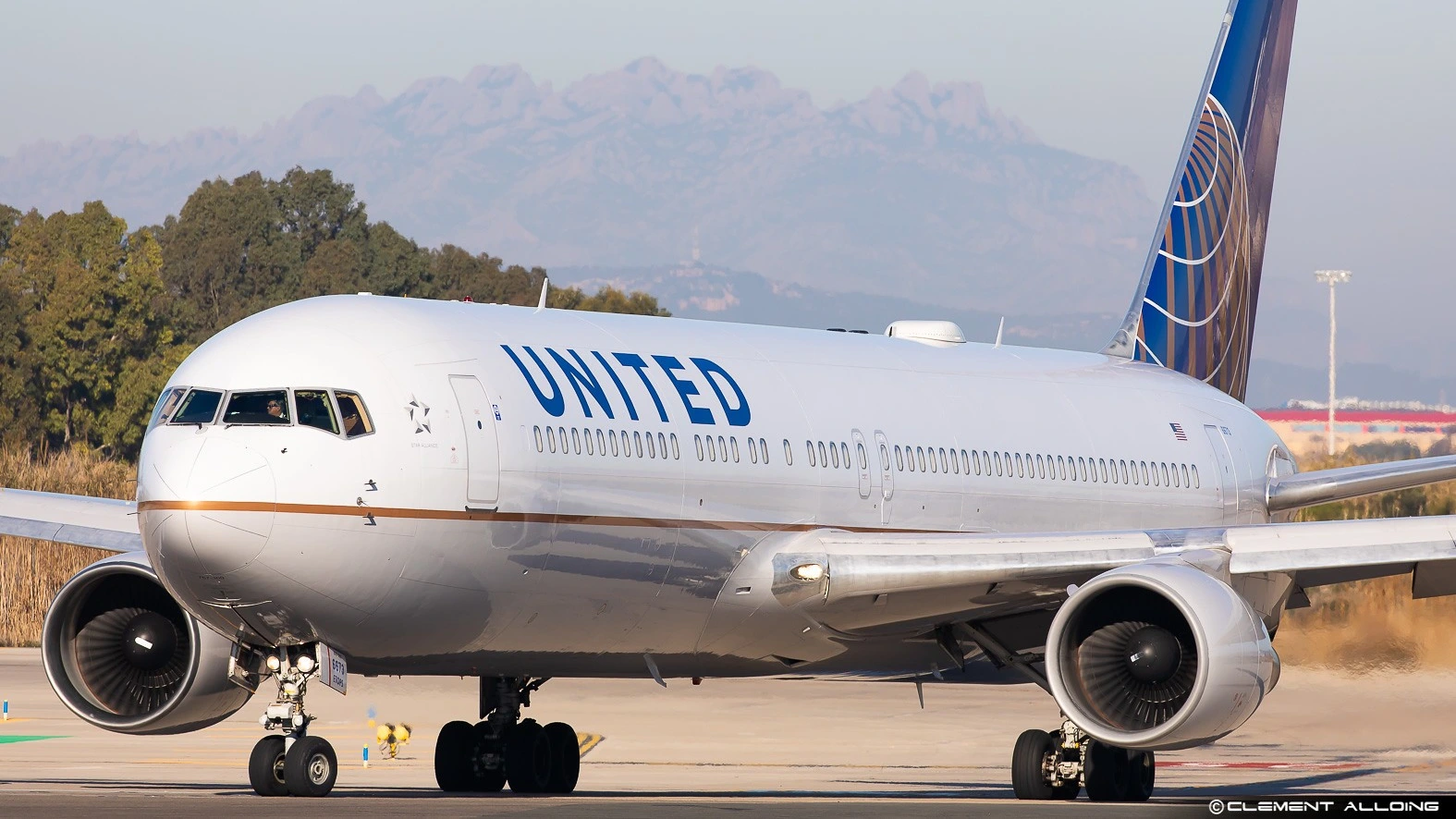 united-airlines-boeing-767-engine-shutdown-canada-emergency-landing